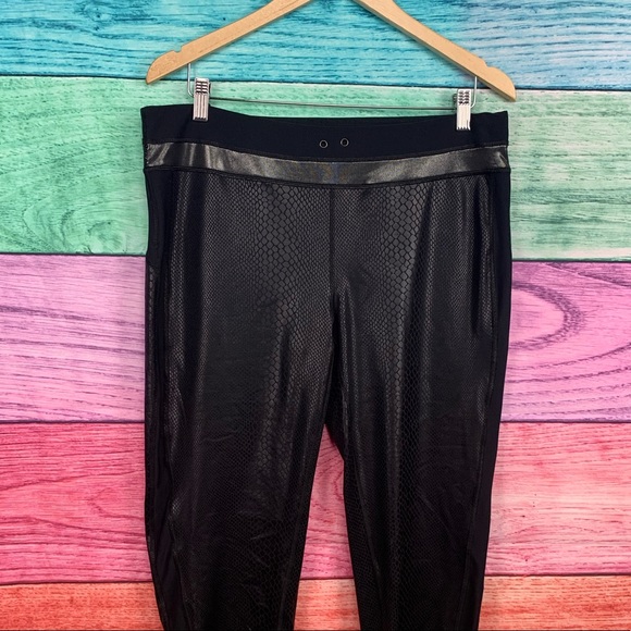 😍Ki PERFORMANCE black python & metallic snakeskin yoga spandex Capris😍 - Picture 6 of 14